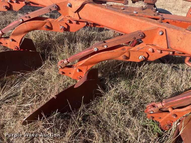 image for item JD9183 Massey Ferguson 880  six bottom plow