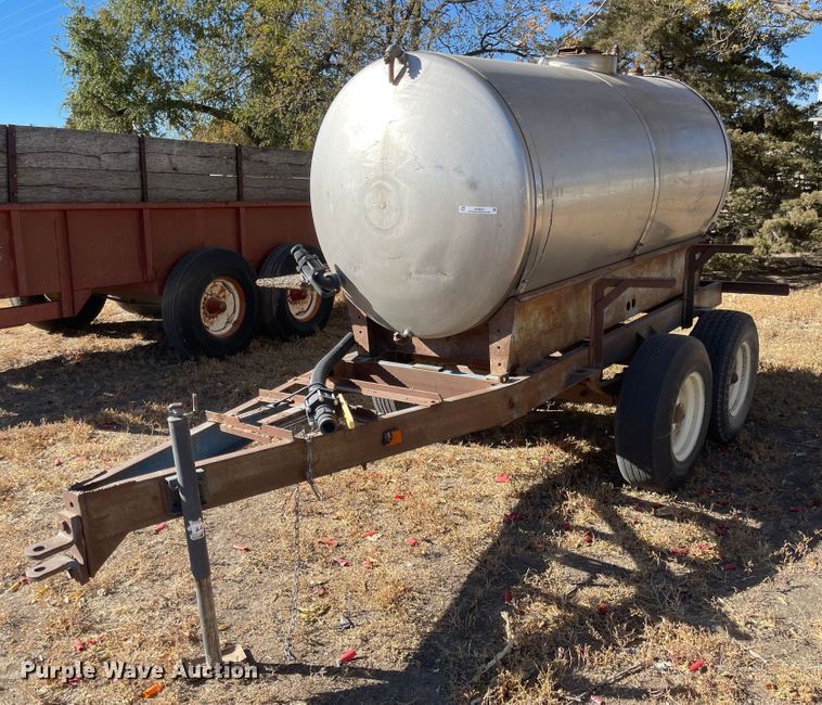 image for item JD9852 Tank trailer