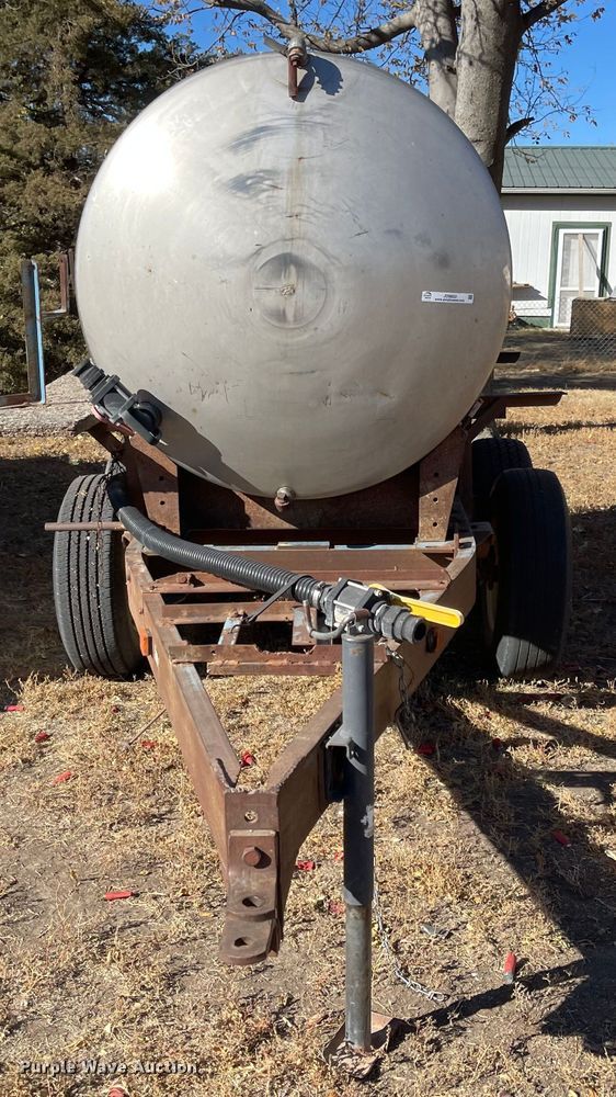 image for item JD9852 Tank trailer