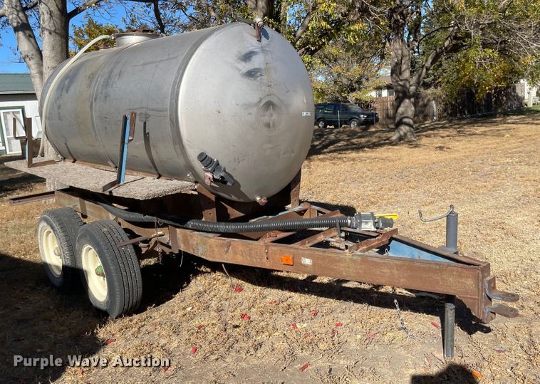 image for item JD9852 Tank trailer