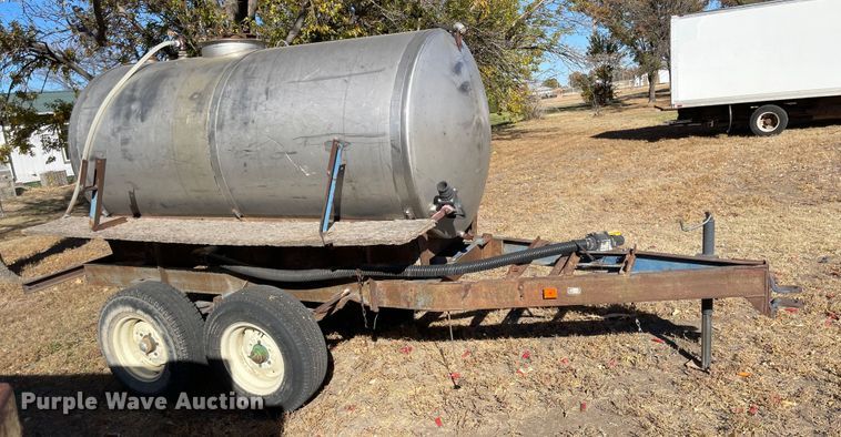 image for item JD9852 Tank trailer