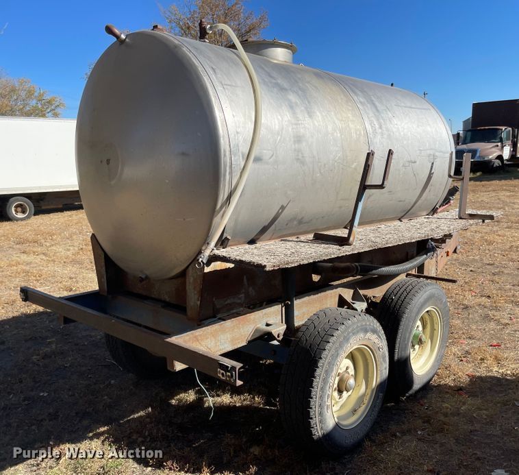 image for item JD9852 Tank trailer