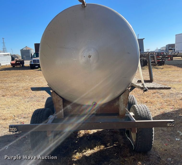 image for item JD9852 Tank trailer