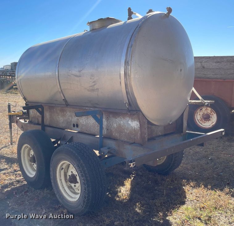 image for item JD9852 Tank trailer