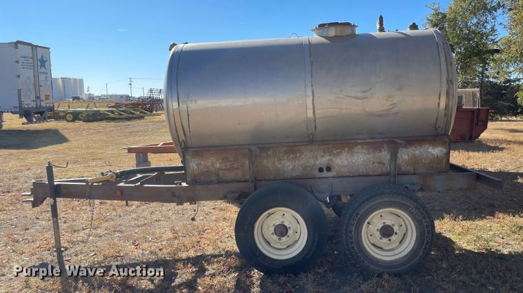 image for item JD9852 Tank trailer