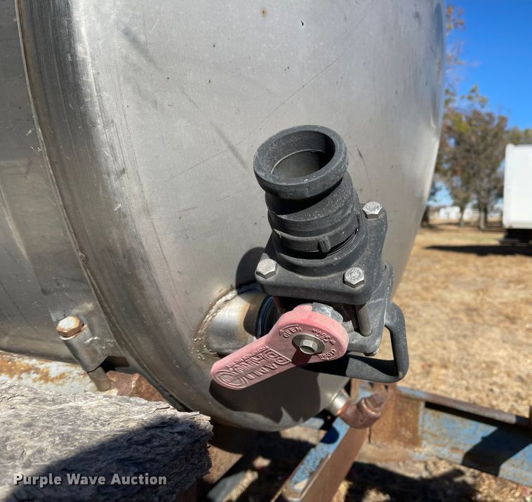 image for item JD9852 Tank trailer