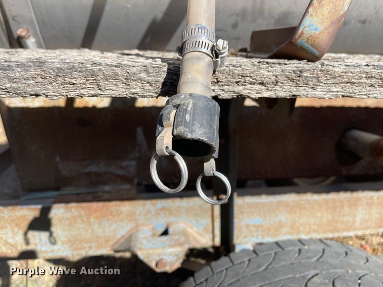 image for item JD9852 Tank trailer