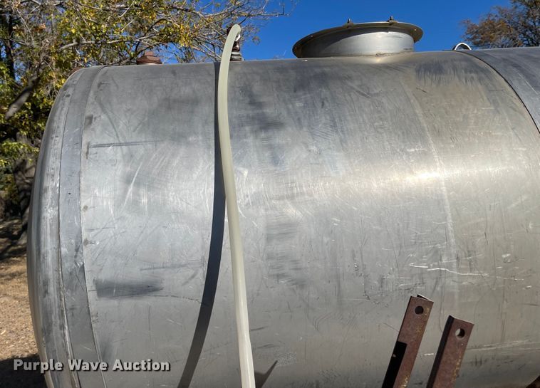 image for item JD9852 Tank trailer