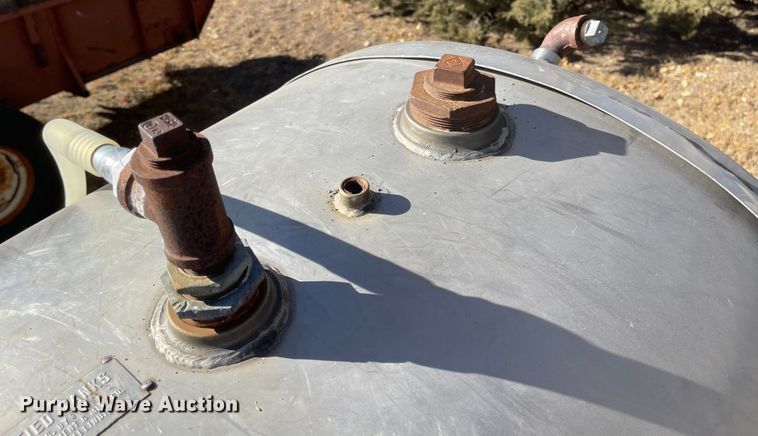 image for item JD9852 Tank trailer