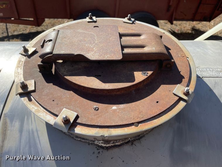 image for item JD9852 Tank trailer