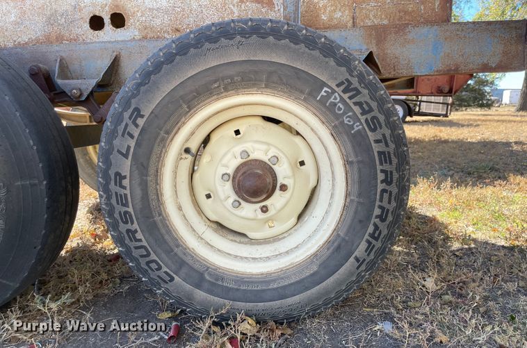 image for item JD9852 Tank trailer