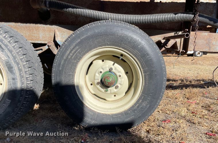 image for item JD9852 Tank trailer