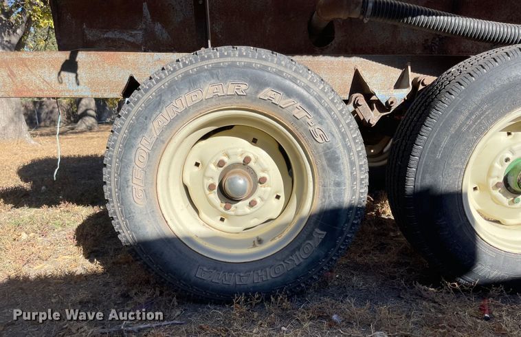 image for item JD9852 Tank trailer