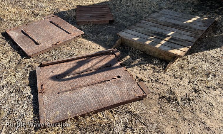 image for item KF9816 1993 Coose  livestock trailer