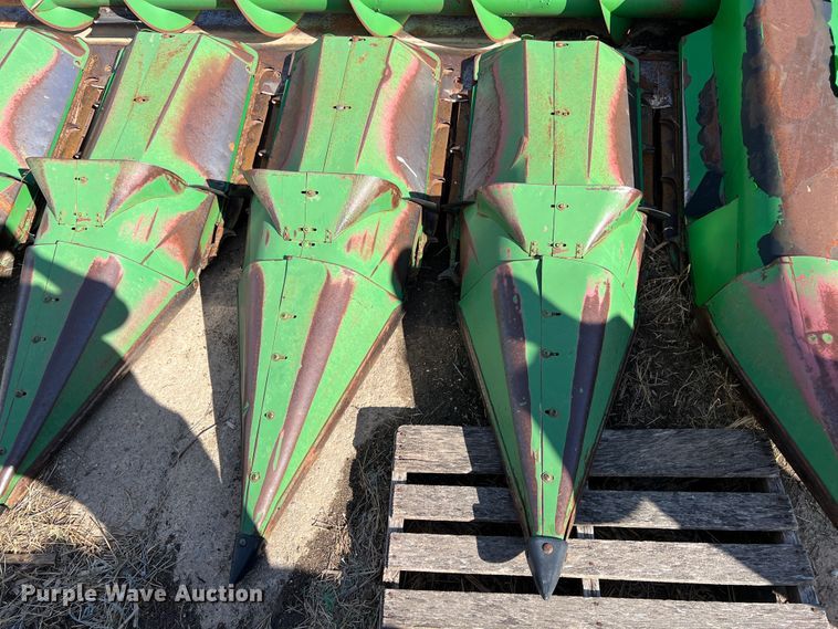 image for item KF9817 John Deere 843  corn head