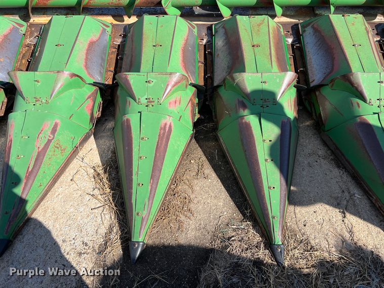 image for item KF9817 John Deere 843  corn head