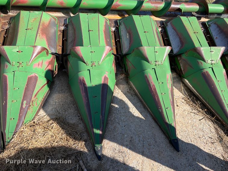 image for item KF9817 John Deere 843  corn head