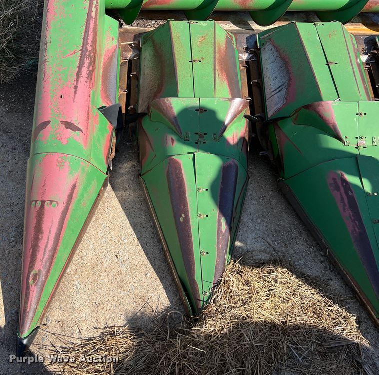image for item KF9817 John Deere 843  corn head