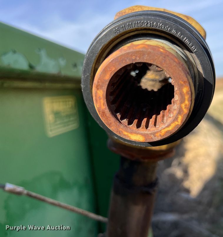 image for item KF9817 John Deere 843  corn head