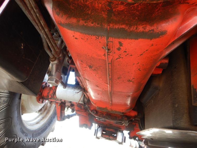 image for item LB9911 2000 New Holland TS100  tractor