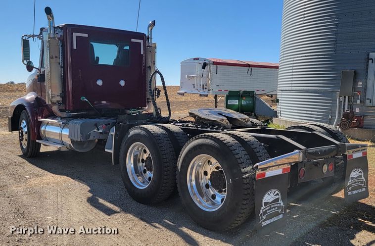 image for item LL9674 2005 International 9200i  semi truck