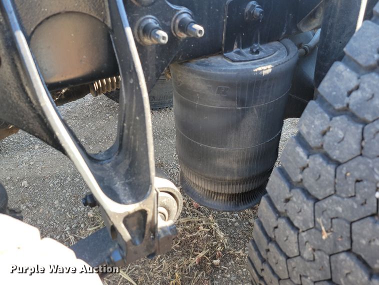 image for item LL9674 2005 International 9200i  semi truck