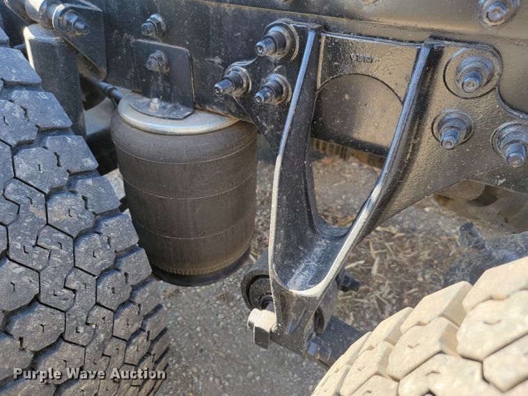 image for item LL9674 2005 International 9200i  semi truck