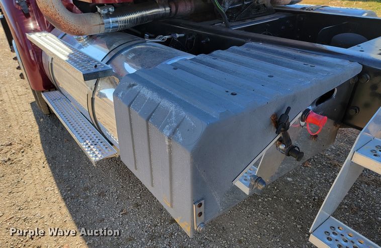 image for item LL9674 2005 International 9200i  semi truck