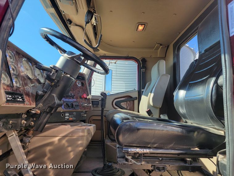 image for item LL9674 2005 International 9200i  semi truck