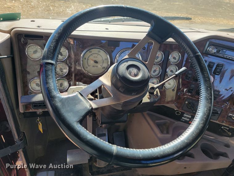 image for item LL9674 2005 International 9200i  semi truck