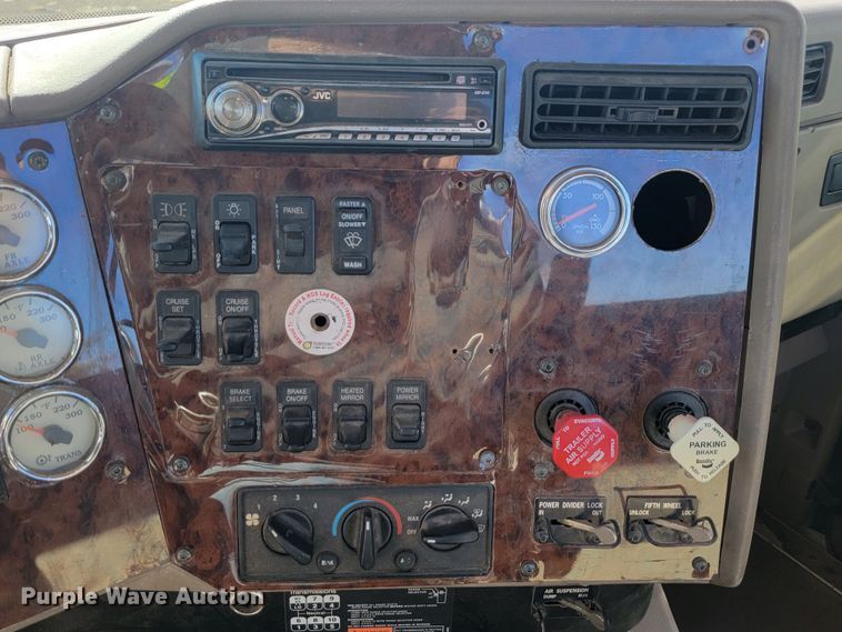 image for item LL9674 2005 International 9200i  semi truck