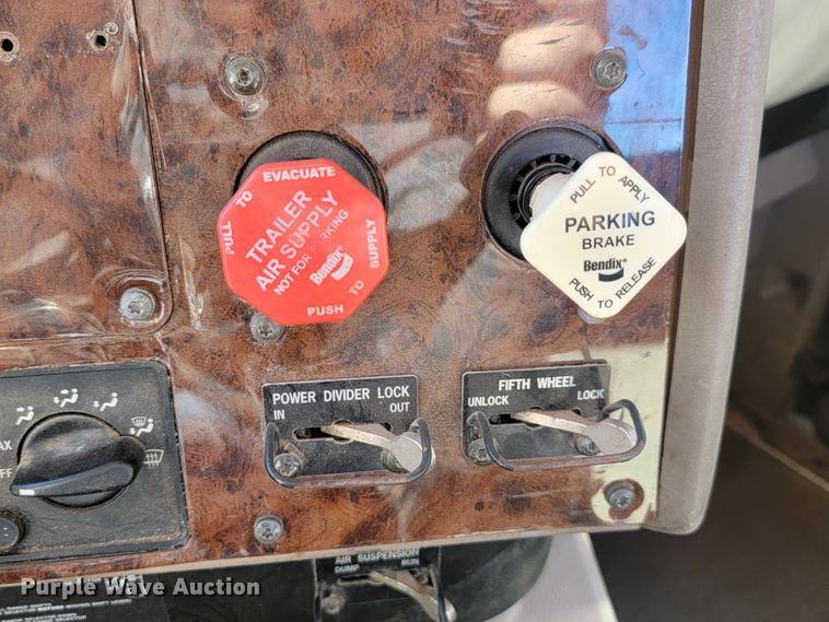 image for item LL9674 2005 International 9200i  semi truck