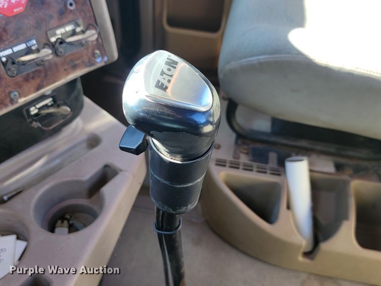 image for item LL9674 2005 International 9200i  semi truck