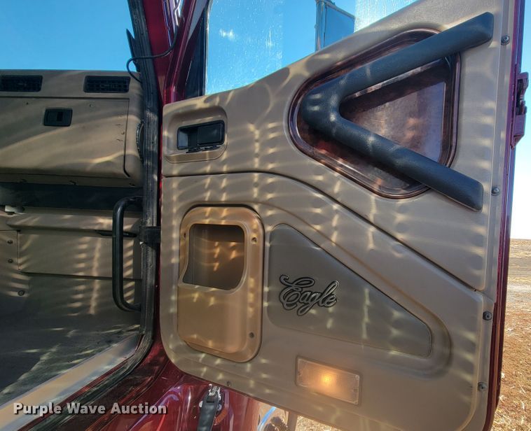 image for item LL9674 2005 International 9200i  semi truck