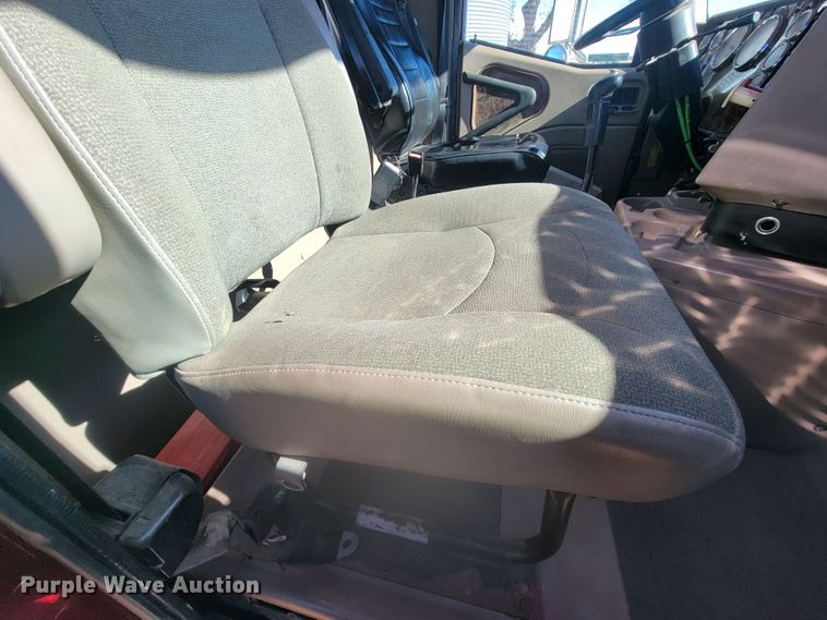 image for item LL9674 2005 International 9200i  semi truck