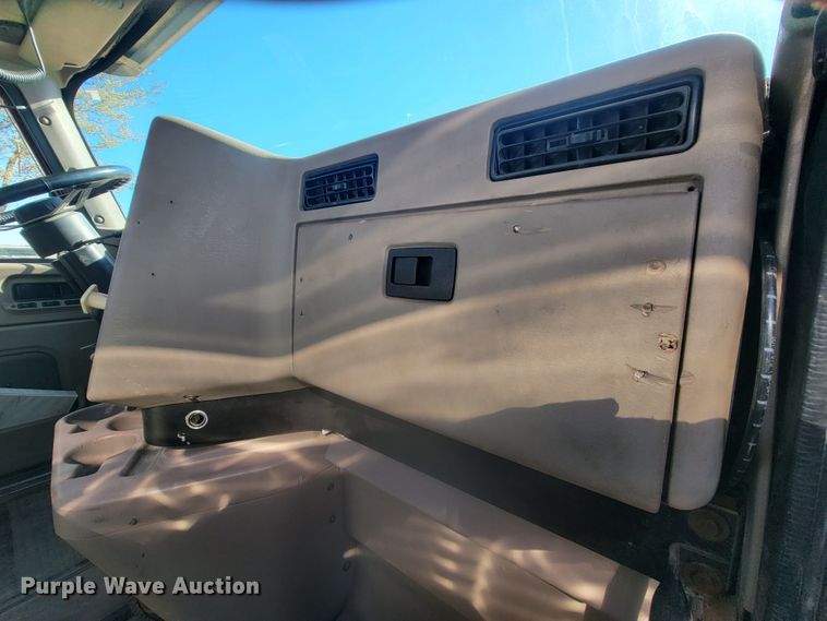 image for item LL9674 2005 International 9200i  semi truck