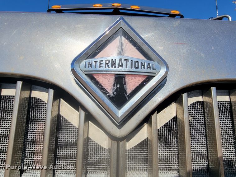 image for item LL9674 2005 International 9200i  semi truck