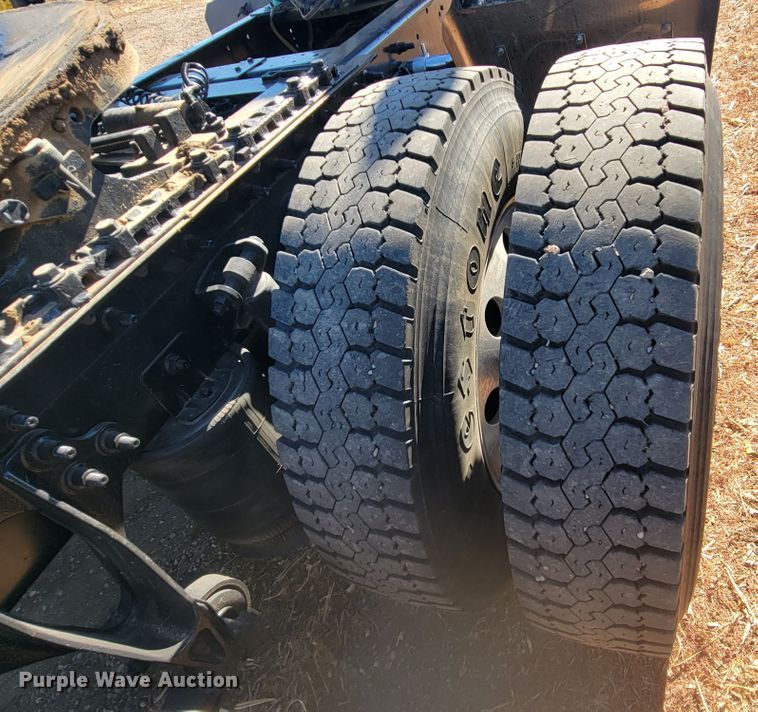 image for item LL9674 2005 International 9200i  semi truck