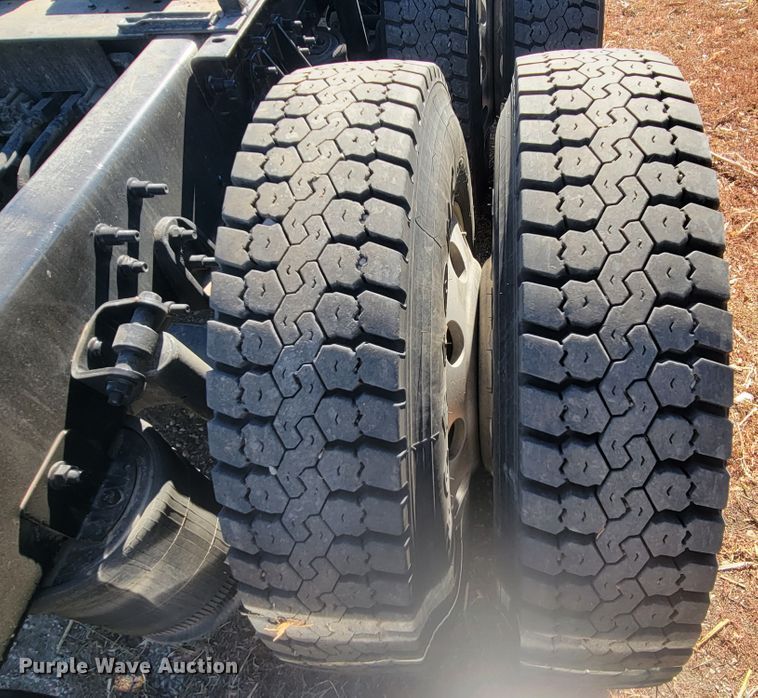 image for item LL9674 2005 International 9200i  semi truck