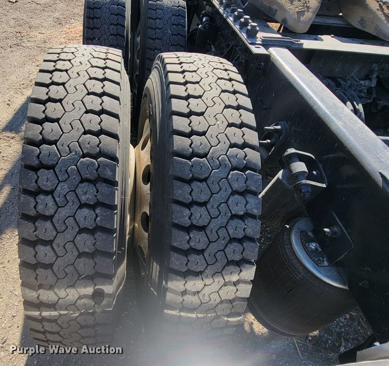 image for item LL9674 2005 International 9200i  semi truck