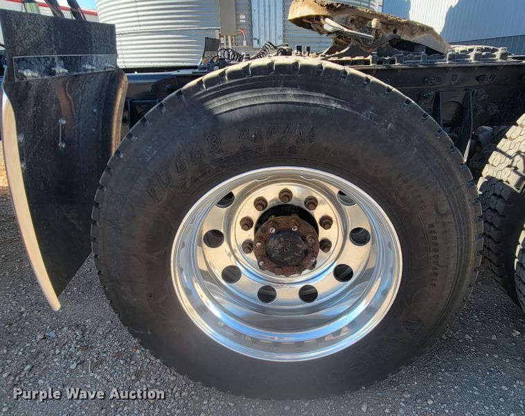 image for item LL9674 2005 International 9200i  semi truck