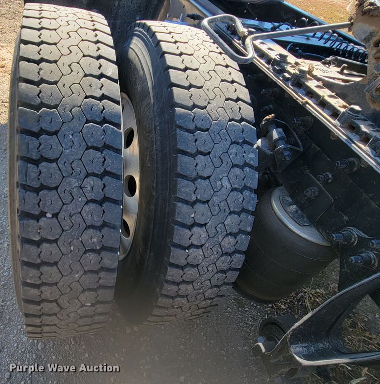 image for item LL9674 2005 International 9200i  semi truck