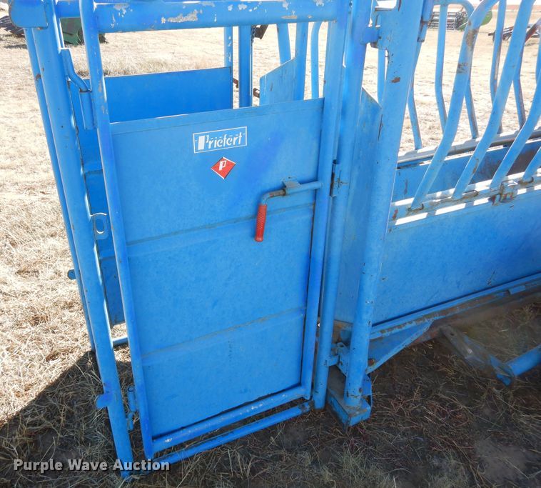 image for item LN9793 Priefert 85  squeeze chute