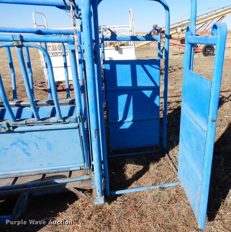 image for item LN9793 Priefert 85  squeeze chute