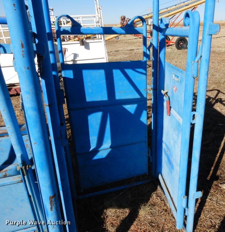 image for item LN9793 Priefert 85  squeeze chute