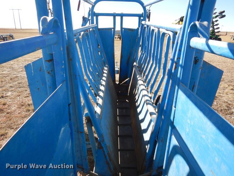 image for item LN9793 Priefert 85  squeeze chute