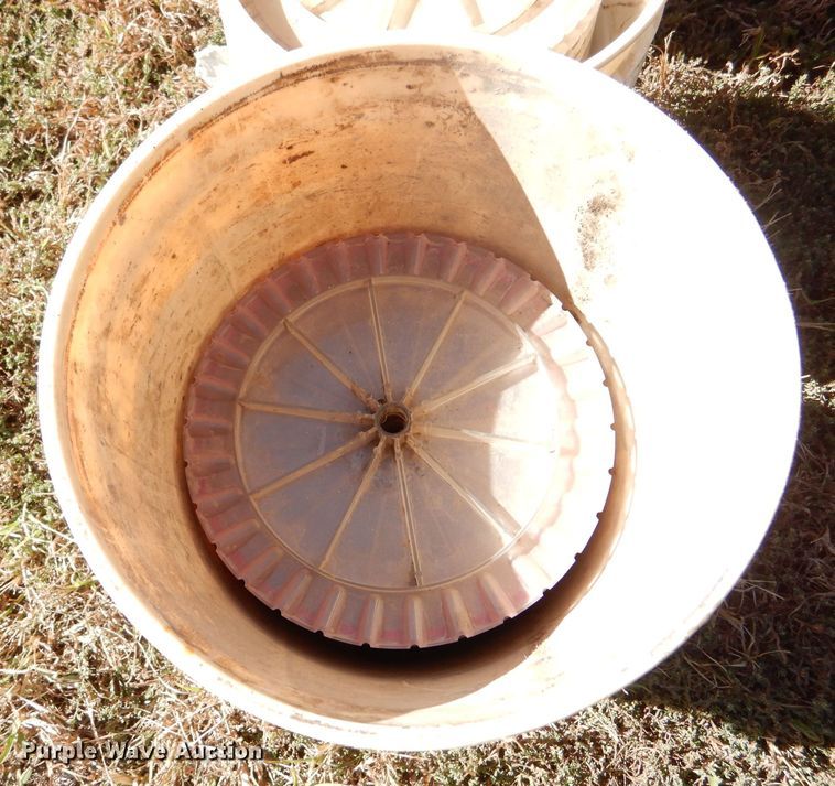 image for item LU9758 White 6100  planter