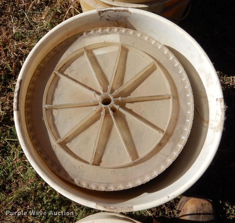 image for item LU9758 White 6100  planter