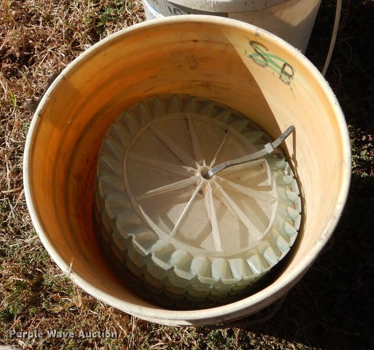 image for item LU9758 White 6100  planter