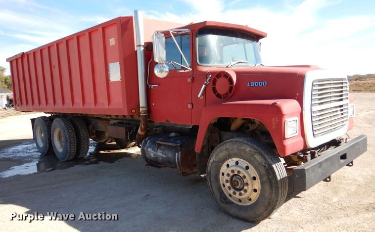 image for item LU9769 1987 Ford L9000  grain truck